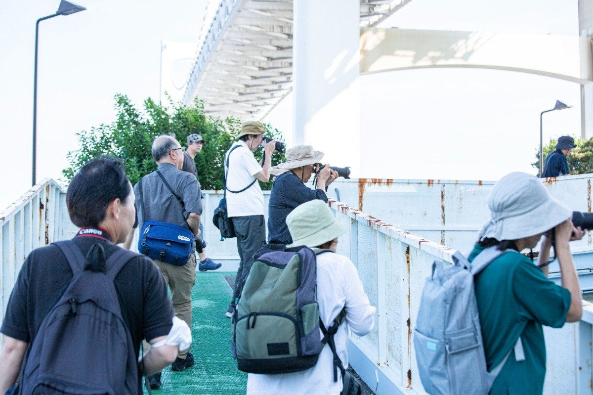 会員のみなさんは移動しながらも常にカメラを構えます