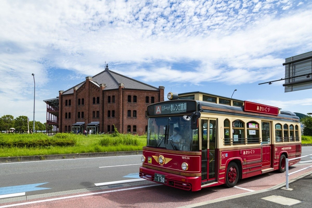 赤レンガ倉庫前を走る周遊バス「あかいくつ」