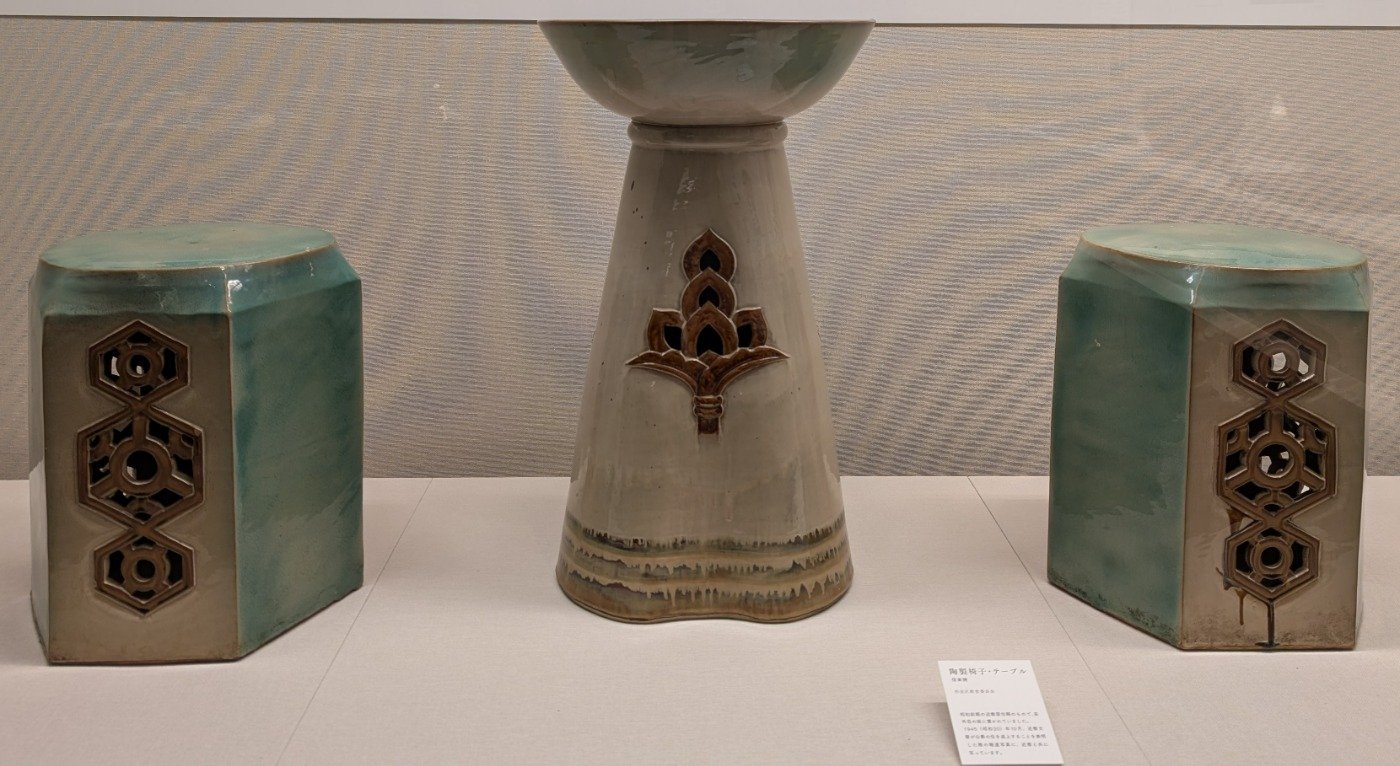 荻外荘の庭に置かれていた陶製の椅子・テーブル。1945（昭和20）年の報道写真に写っていたもの