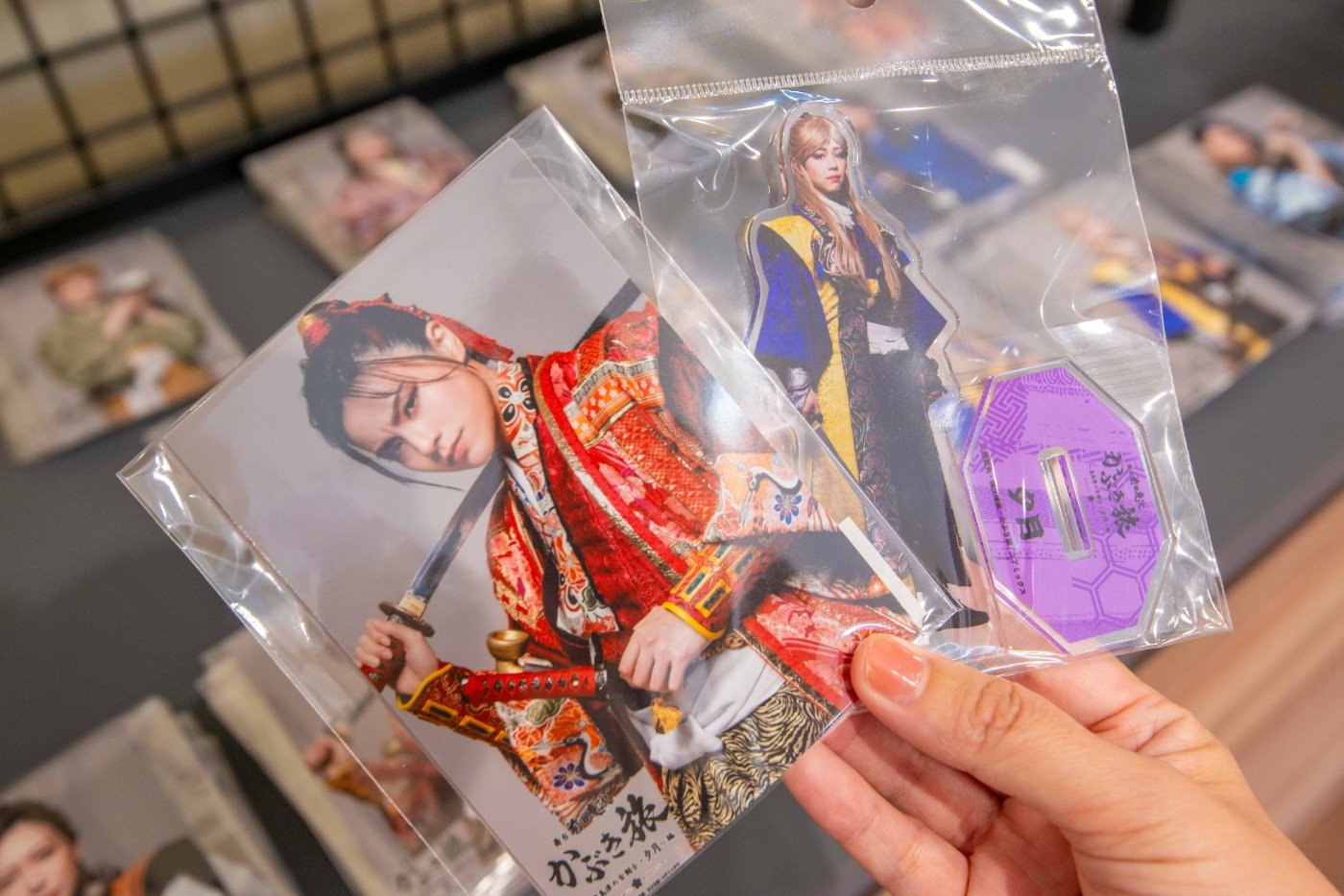 ブロマイドやアクリルスタンドなど、上演中の舞台のグッズも
