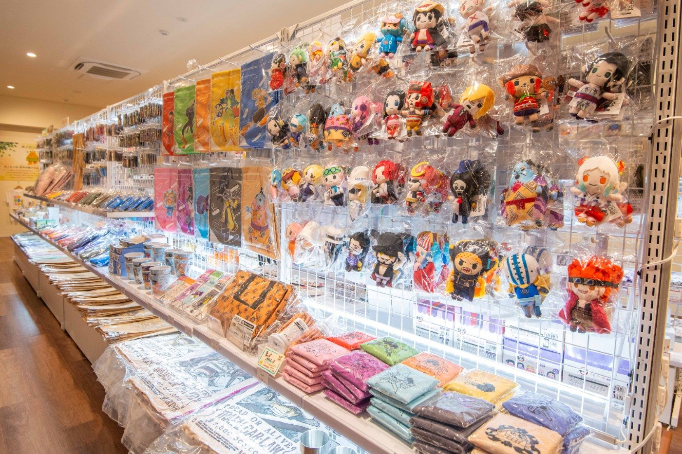 『ONE PIECE』の多彩なグッズがずらり