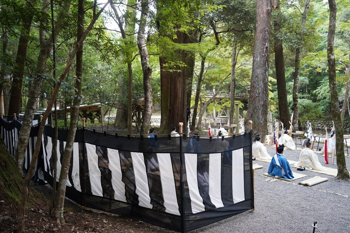 祭場の一角に張られた鯨幕