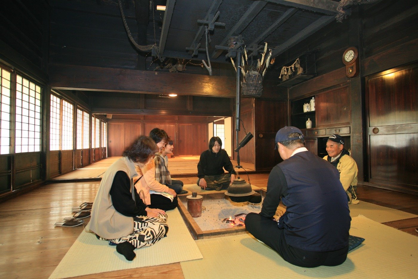 合掌家屋内の囲炉裏端で往時の生活に思いを馳（は）せたいものです