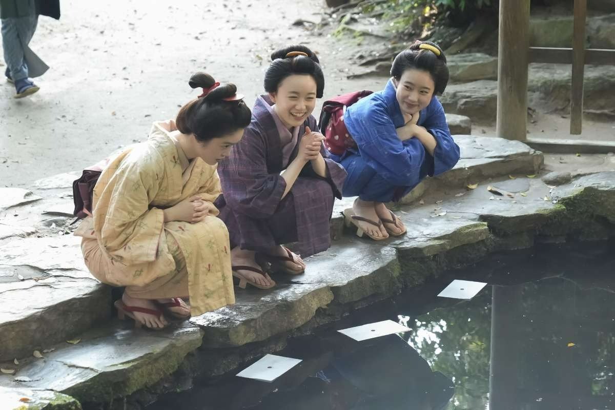 八重垣神社の鏡の池で「縁占い」をするシーン。トキの占いの結果は?