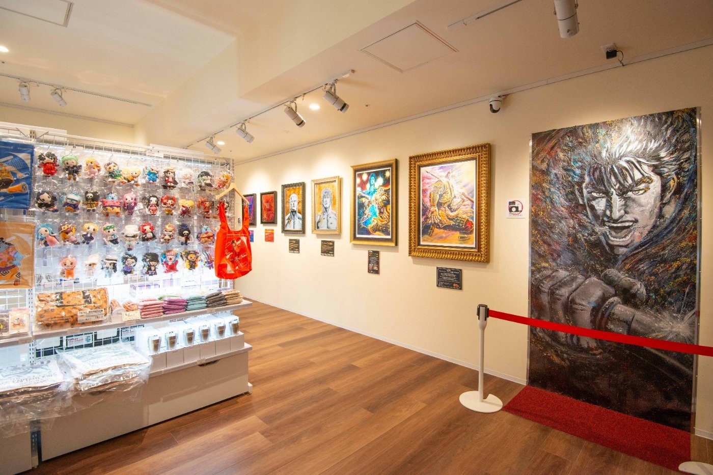 グッズショップに展示している巨大メタリックアート(右)