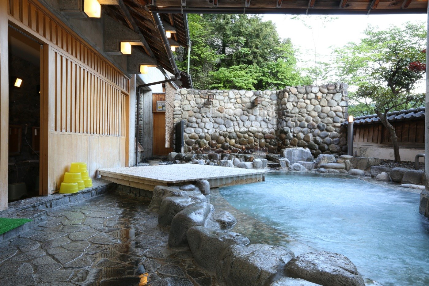 打たせ湯などさまざまな入浴法を体験できます