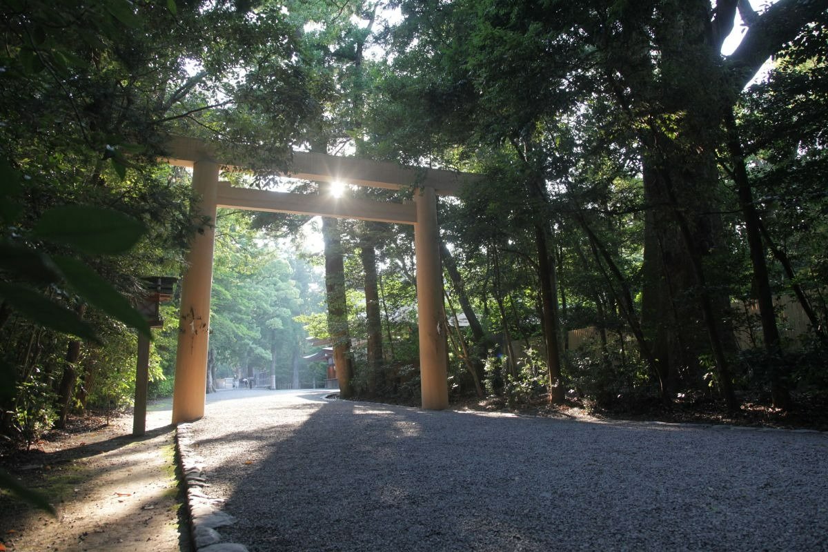 外宮参道。サトウは論文で鳥居の考察をしています