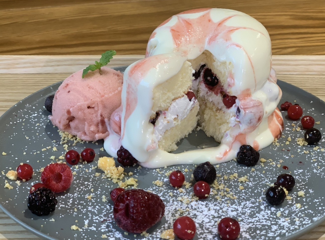 女性に人気の「ミックスベリータワープレート」1485円