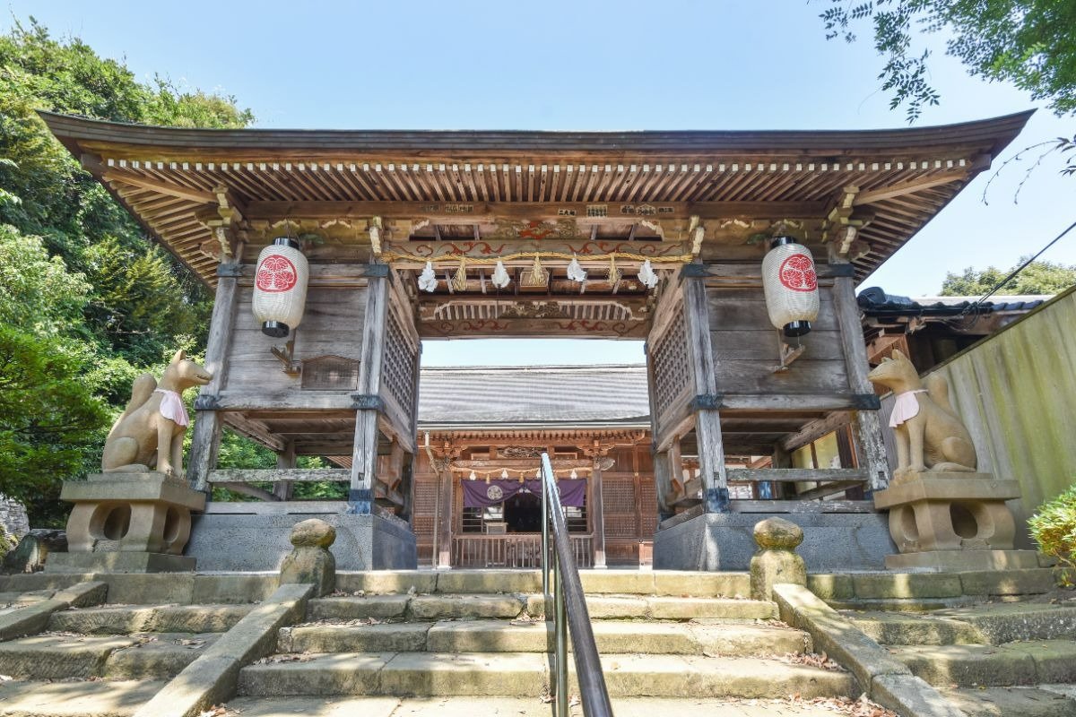 隋神門では今も一対の石狐が迎えてくれます