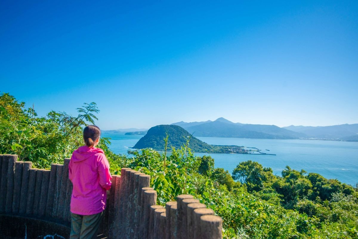 手前に見えるのは高島。宝くじ当選祈願で有名な宝当（ほうとう）神社があります