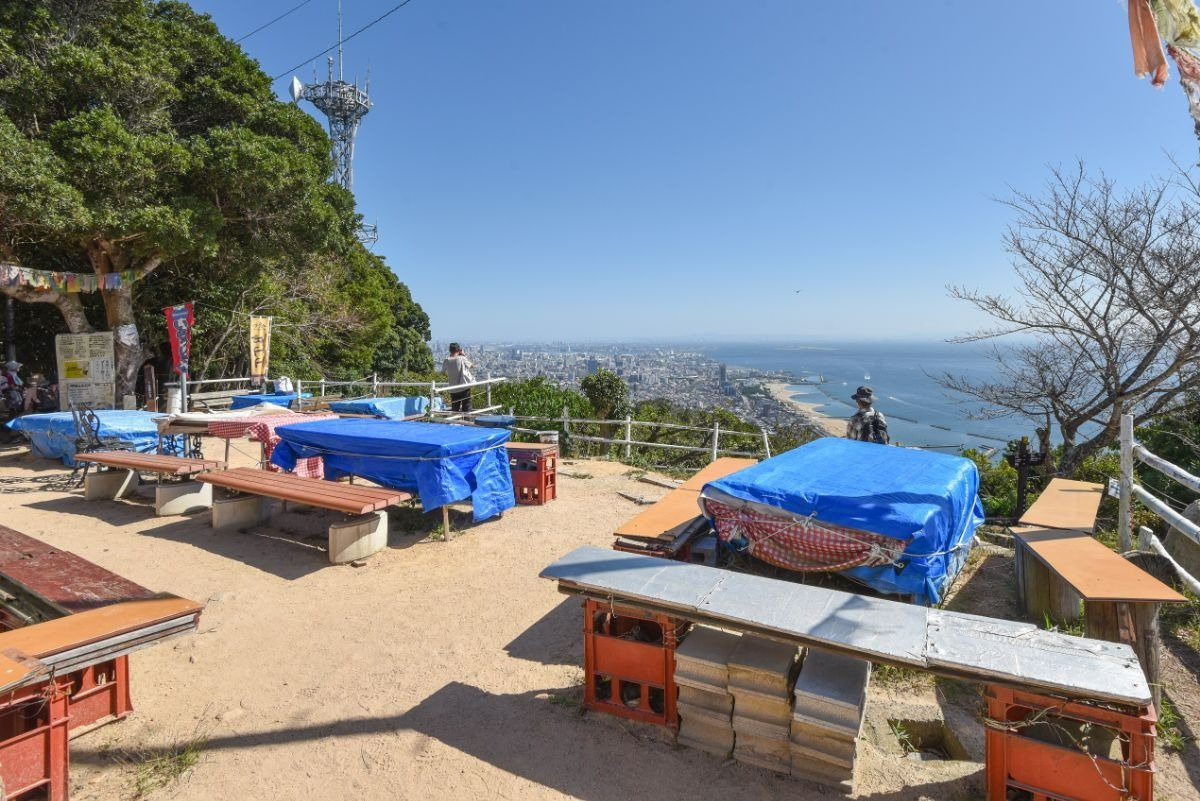 旗振茶屋前に設置されたテーブル席