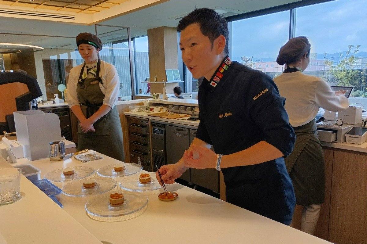 デセールコースを提供するシェフパティシエの的場勇志さん