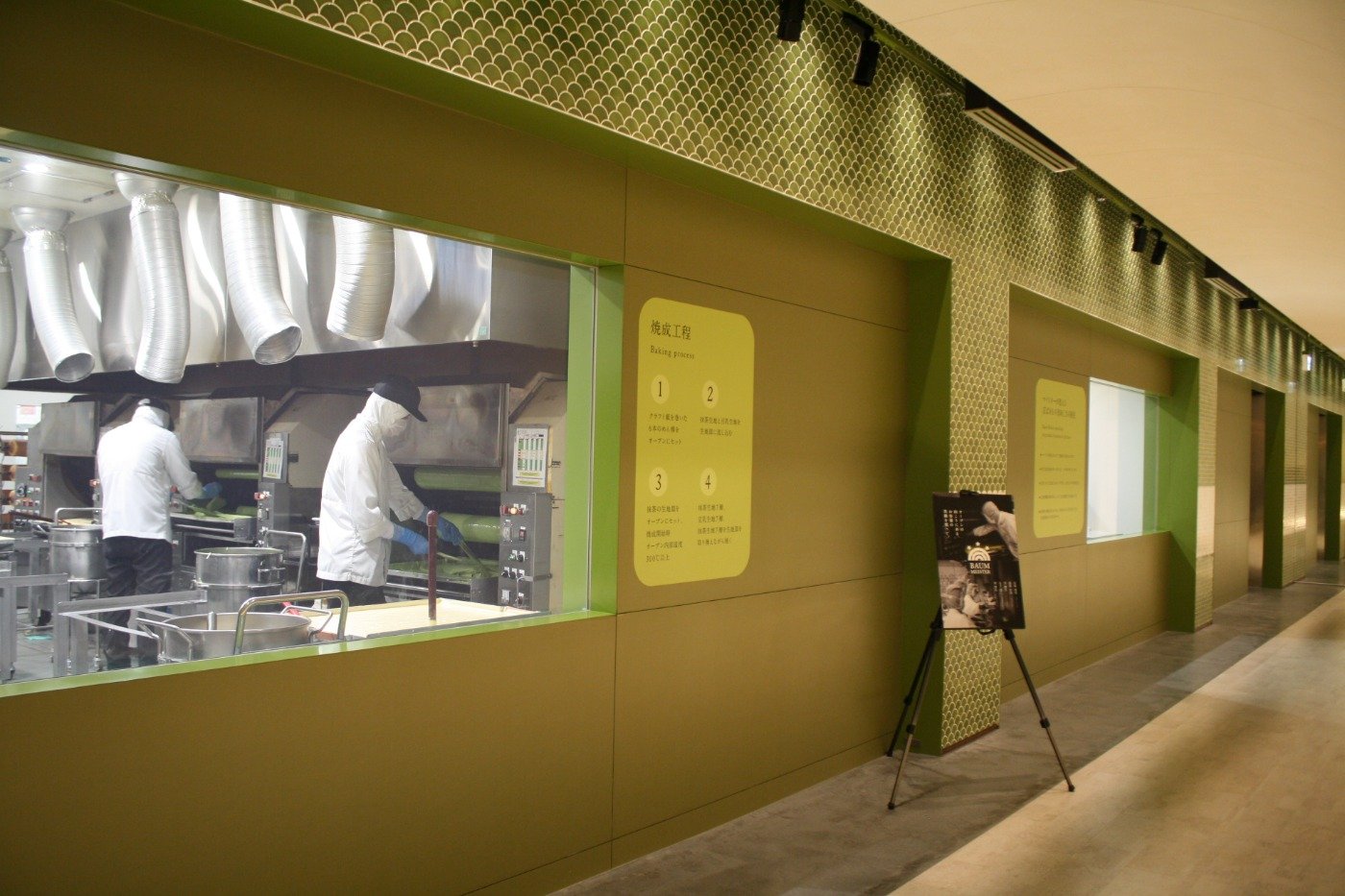 焼成工程などを通路から見学できます