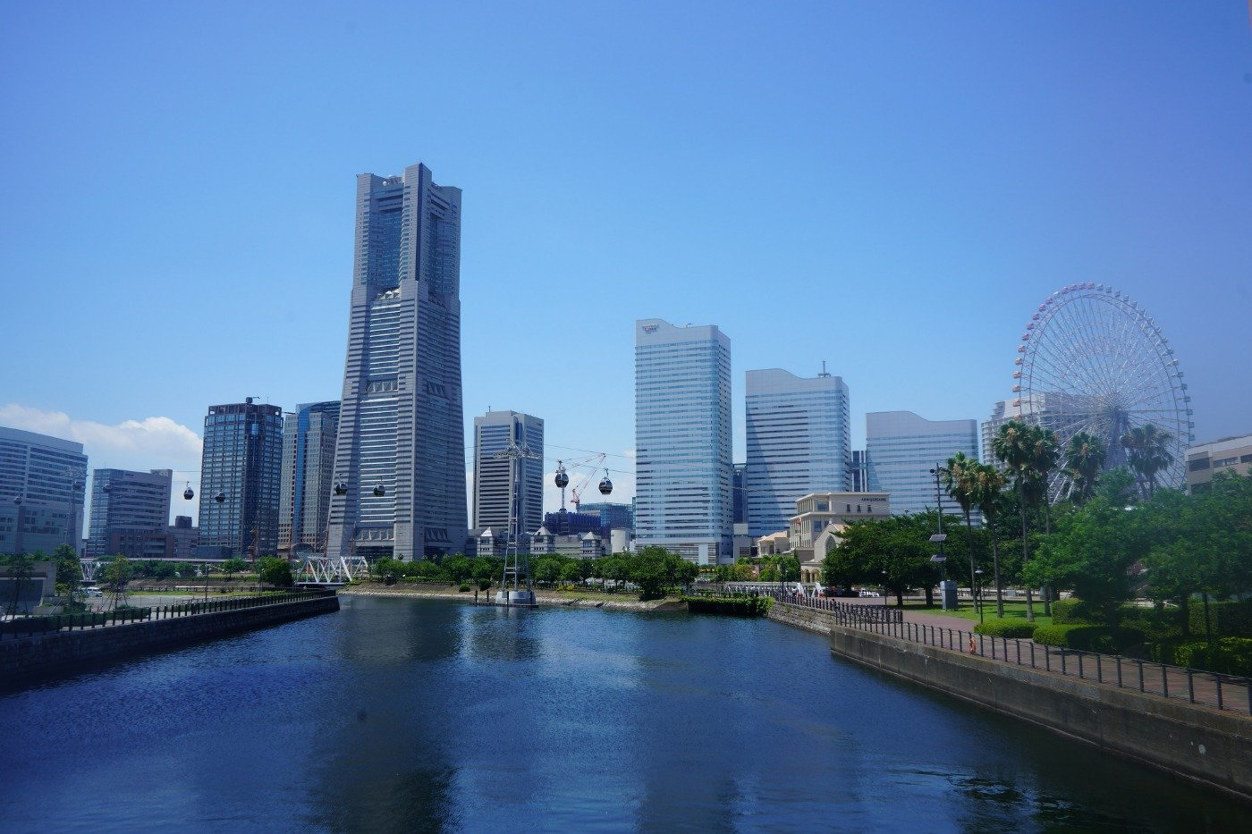 みなとみらい地区。中央少し左のビルがランドマークタワー