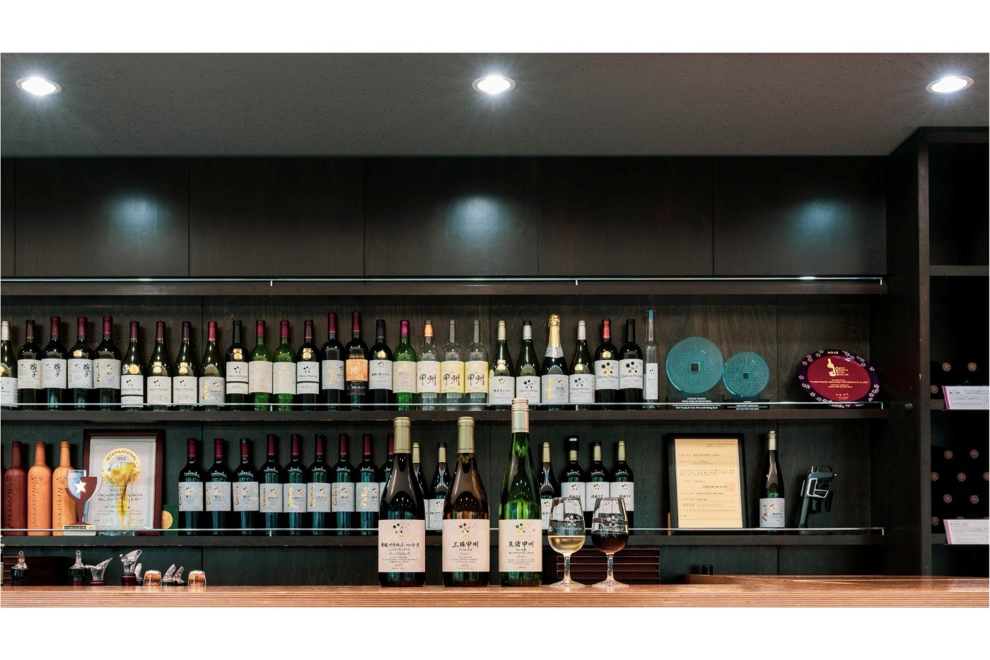 テイスティングカウンターでワイナリー限定ワインなどを賞味
