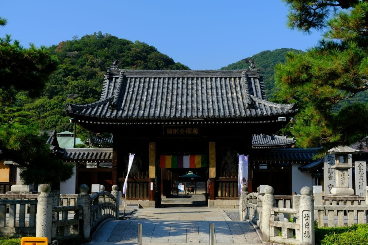 御影堂の山門。向かって左側の香色山が近くなってきました