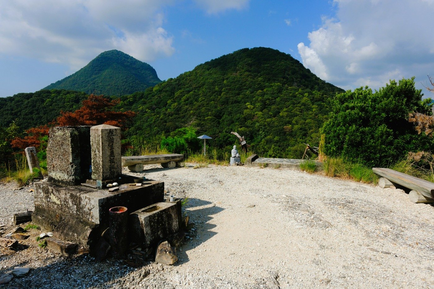 眼前には迫力の筆ノ山！その向こうが聖地・我拝師山
