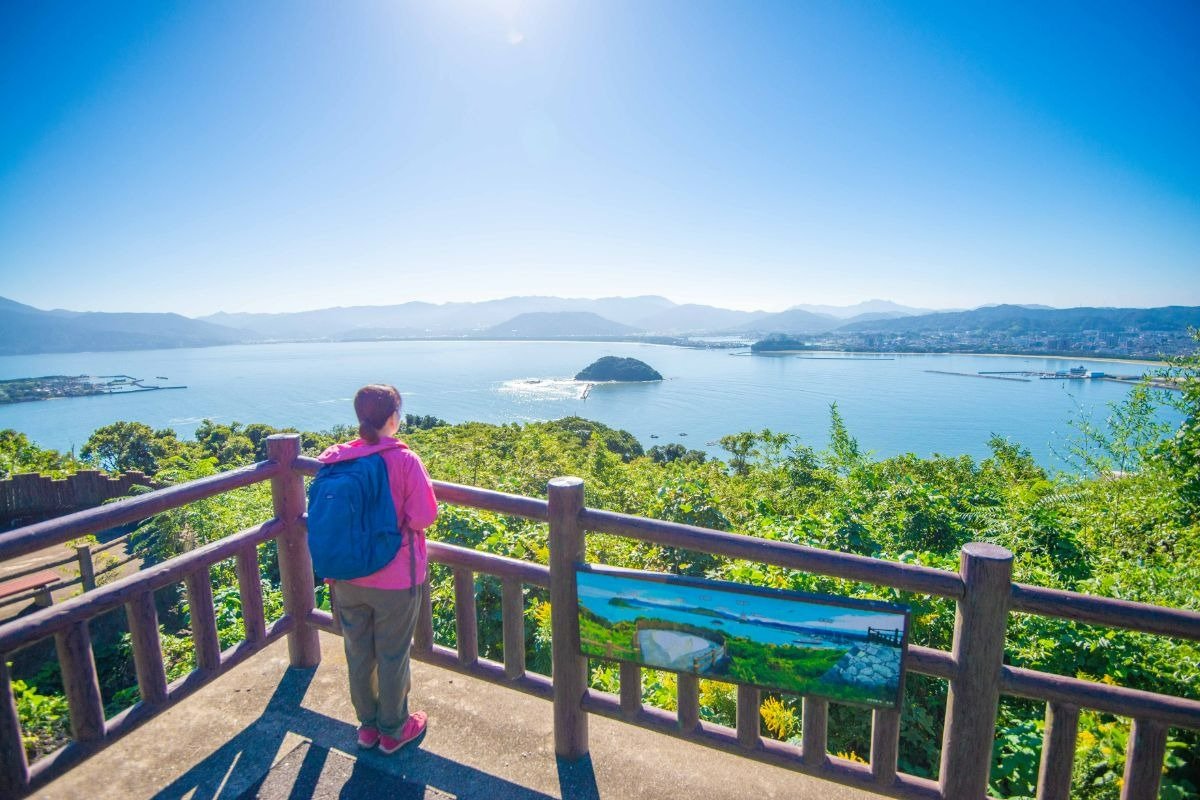 近くに見える小さな島は無人島の鳥島（とりしま）