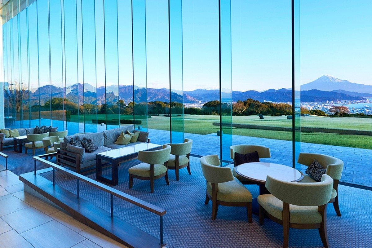 景色が圧巻の1階テラスラウンジ。最上階アッパーラウンジ・別棟2階ガーデンラウンジも同様に眺望抜群
