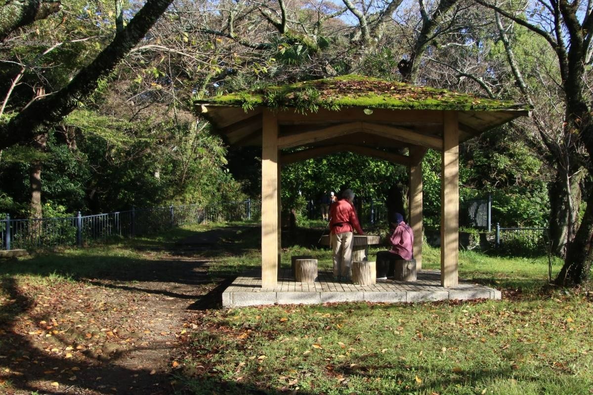 椅子とテーブルあり。ここで弁当を広げる人も