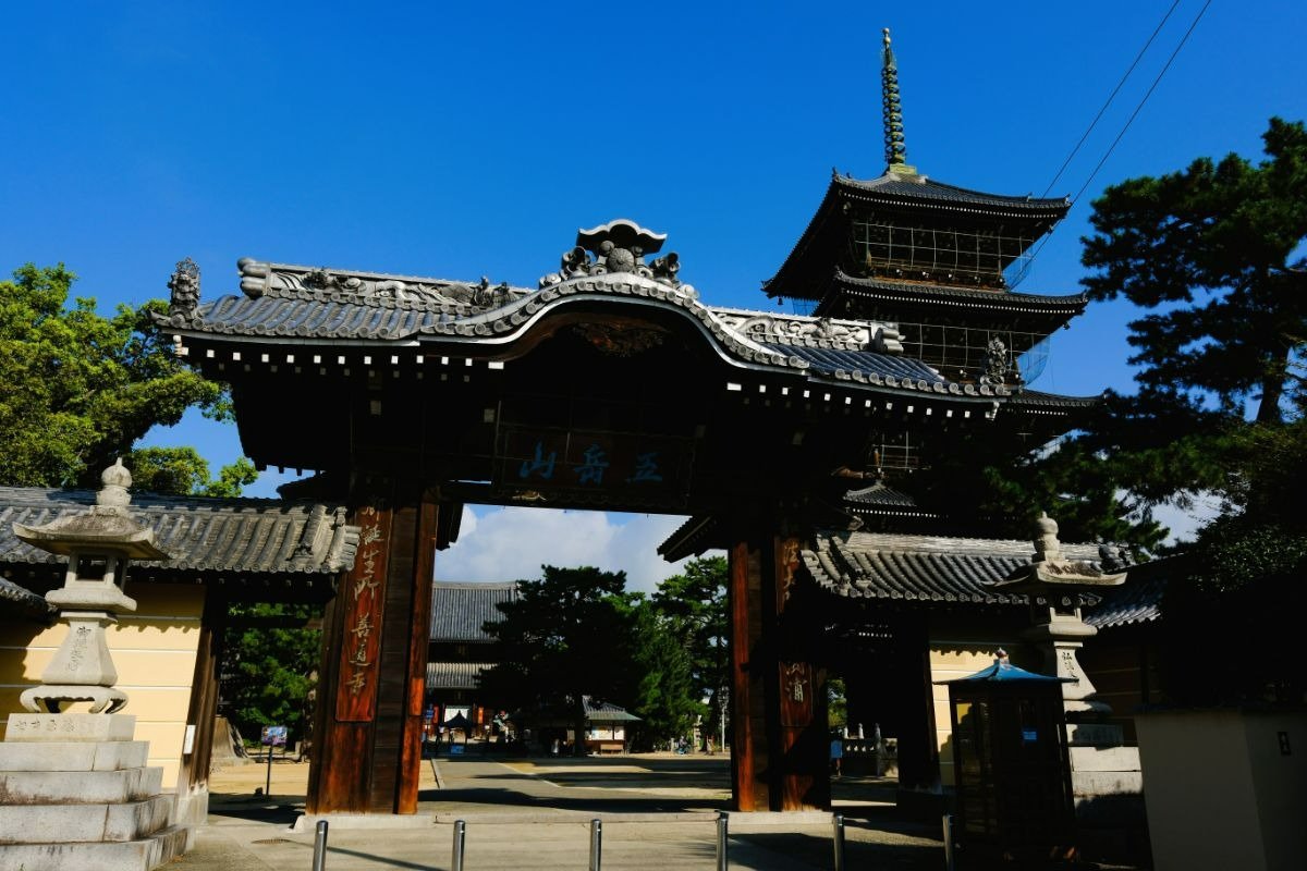 南大門。広い境内を通過して、いざ香色山へ