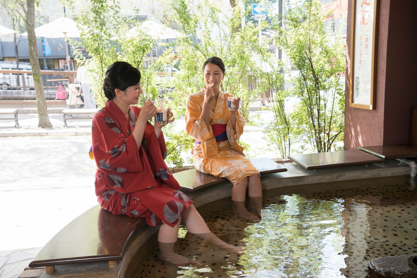 クラフト作品を展示販売するショップの店頭にある「ゆあみ屋の足湯」