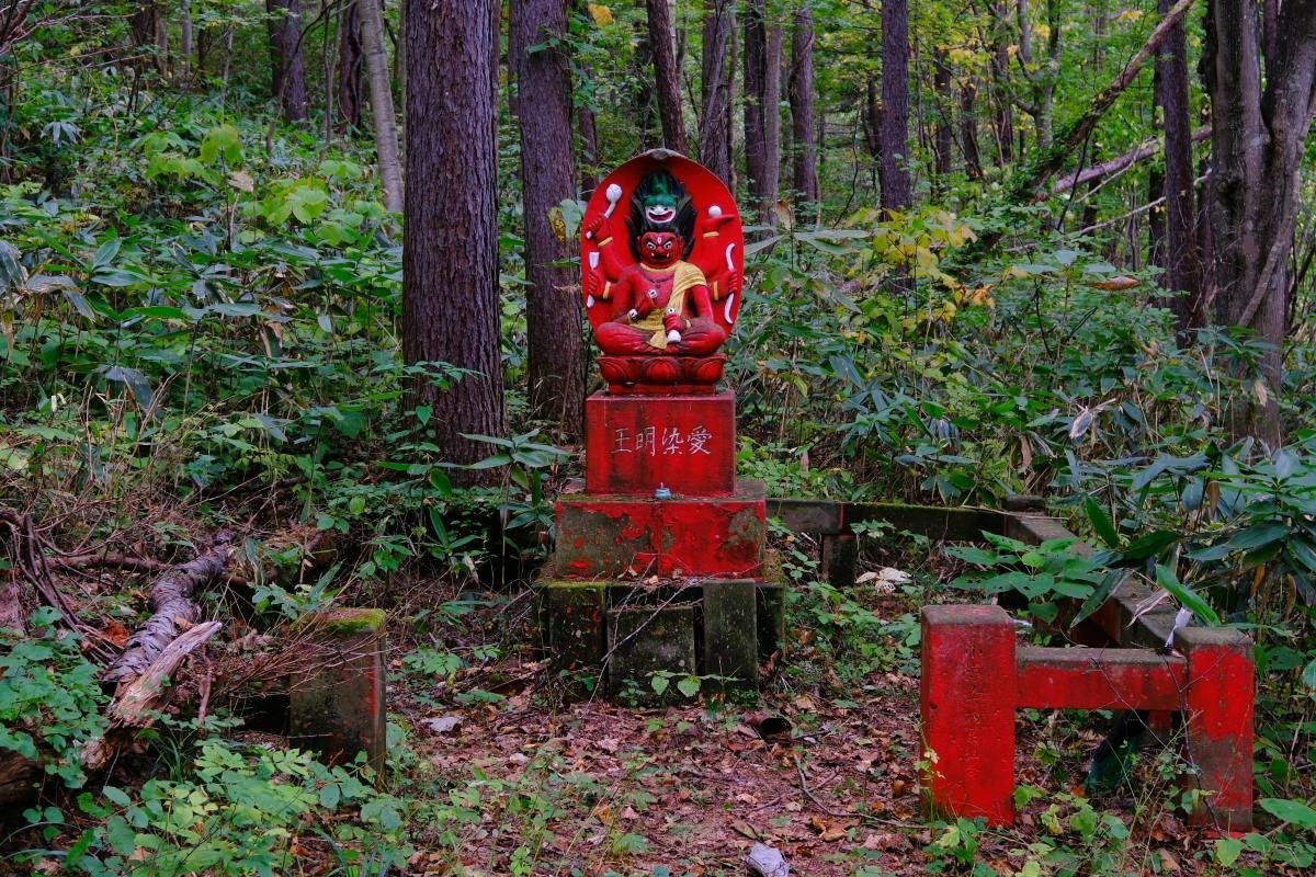 登山口から山道に入ってすぐ現れる愛染明王。ちょっとカワイイ