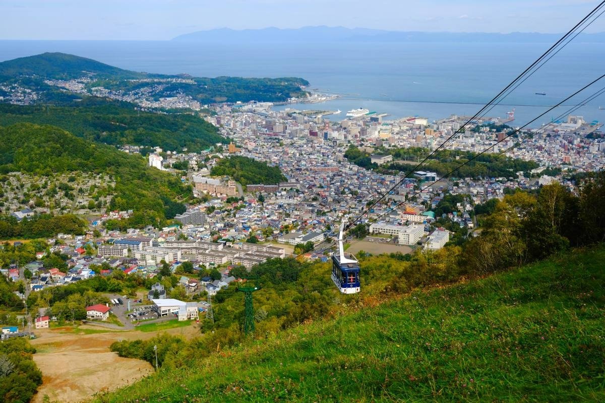 観光客を満載するロープウェイ