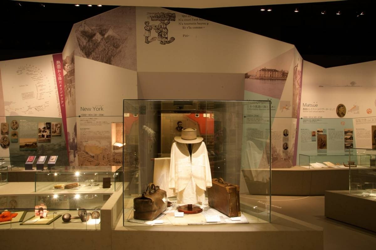 遺愛品や初版本、直筆原稿や愛用の洋服やカバンなどの展示　画像提供／小泉八雲記念館