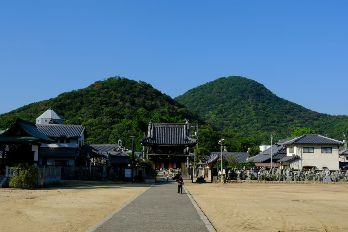 伽藍からの眺め。向かって左側が香色山（標高153.2メートル）、右側が筆ノ山（標高296メートル）