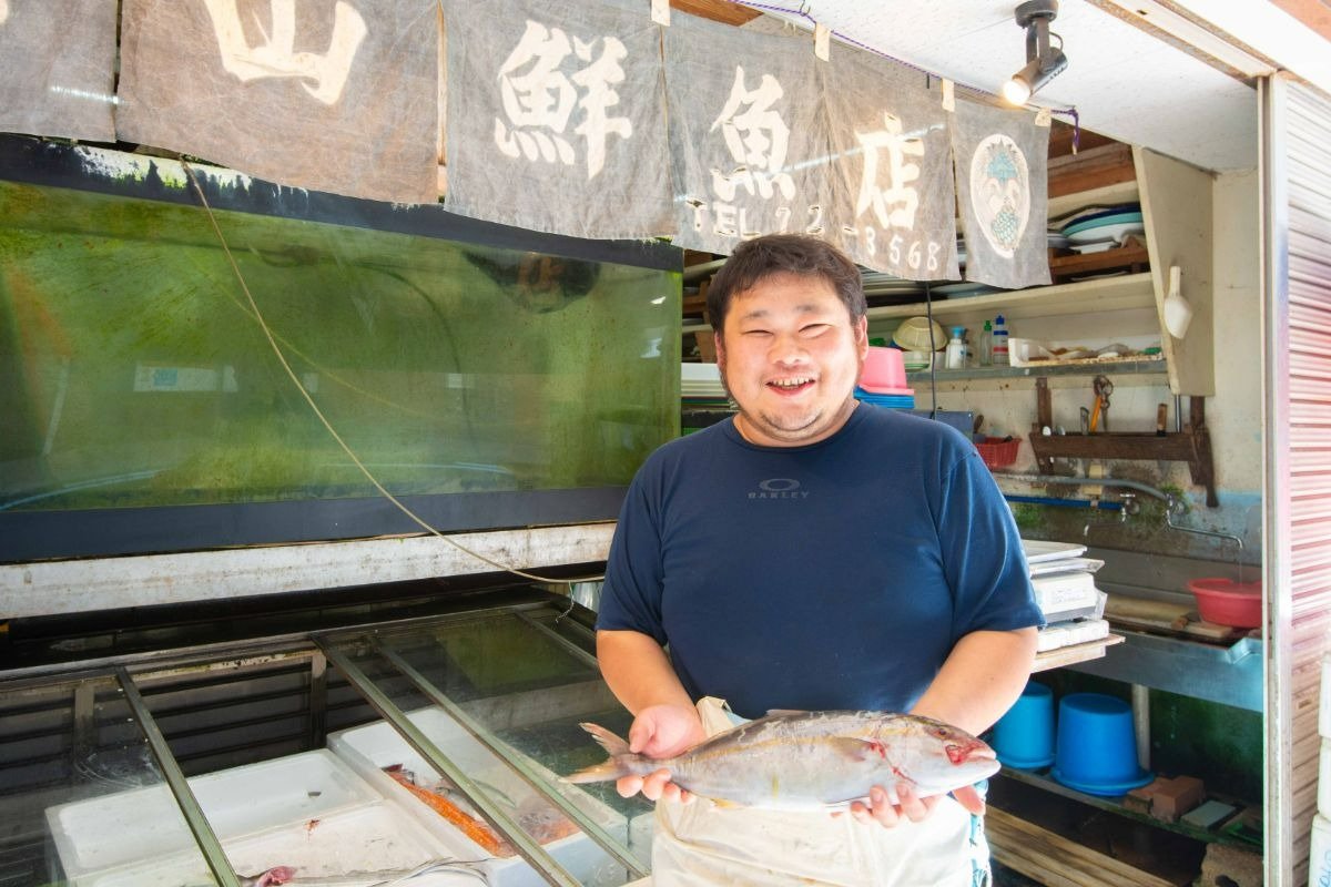 「亀山鮮魚店」のスタッフ・千喜田（ちきた）和明さん