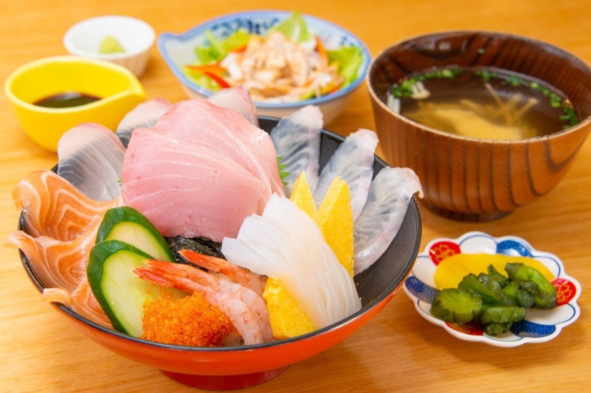 「海鮮丼定食」（上）1500円