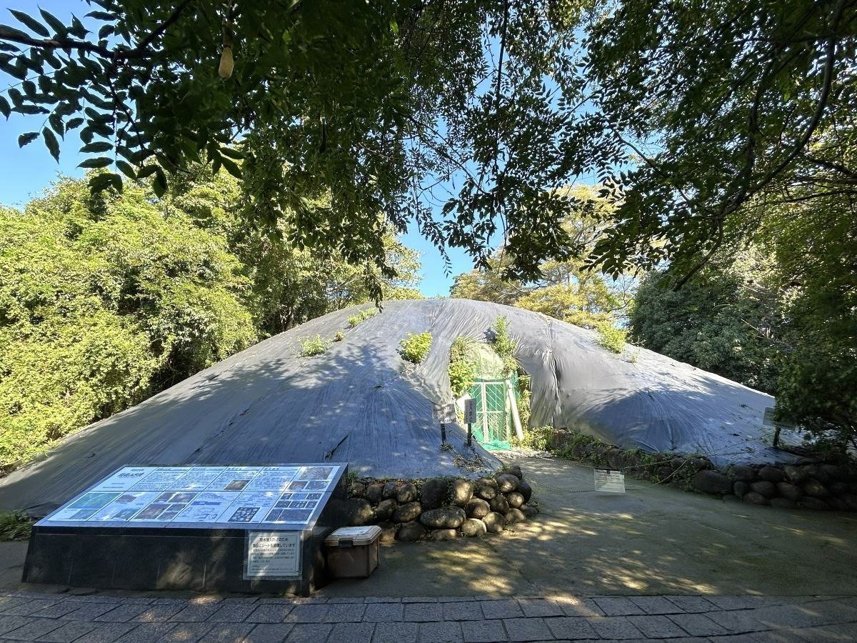 国の史跡に指定されている賤機山古墳