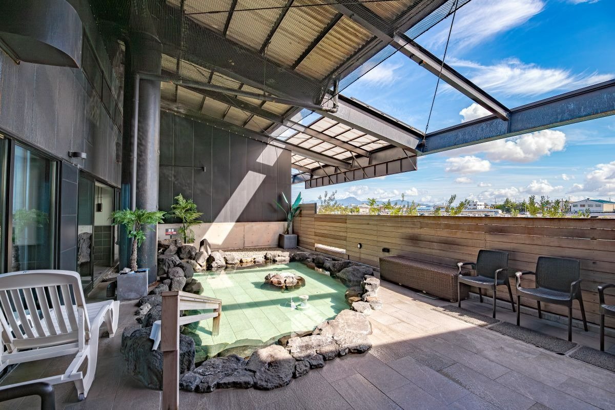 日差しが降り注ぐ日中の露天風呂