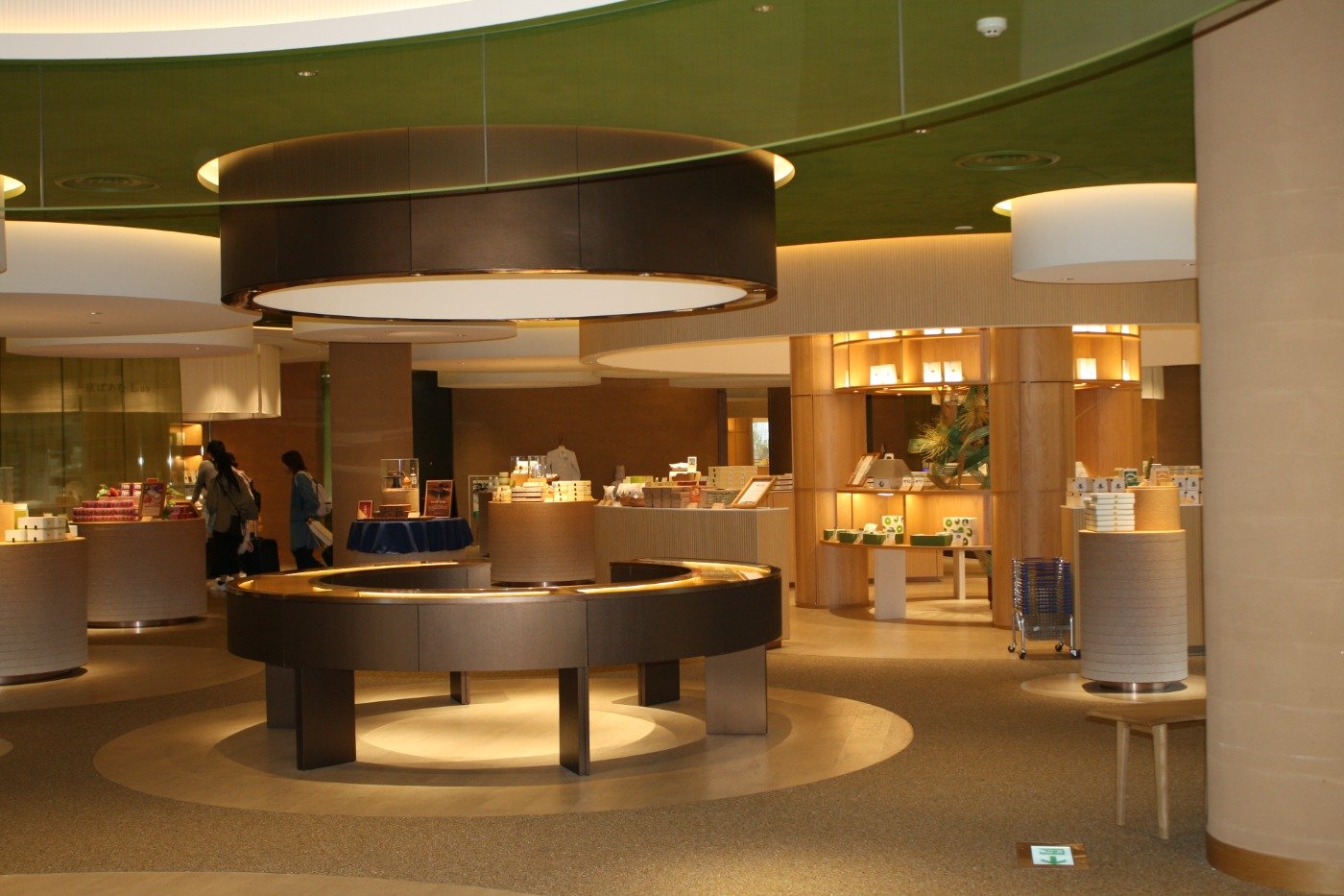 「京ばあむ」などの商品が買える1階のメインショップ