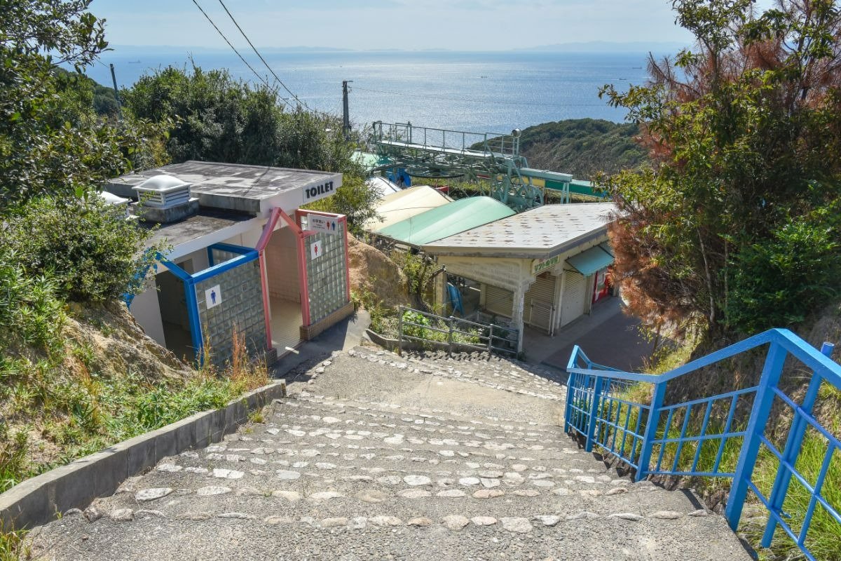 階段を振り返って見た海の風景