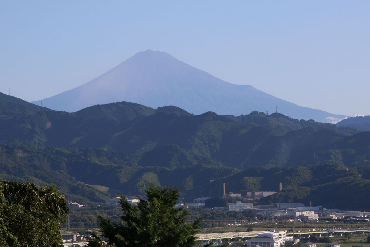 東屋（あずまや）付近で姿を見せる富士山