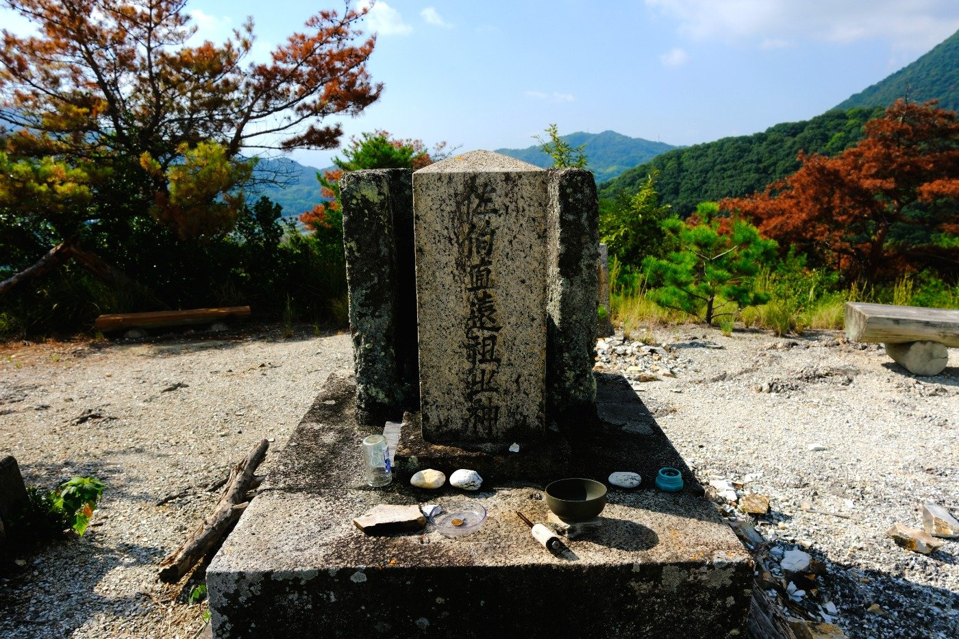 山頂には空海さんの祖先（佐伯家）の石廟も