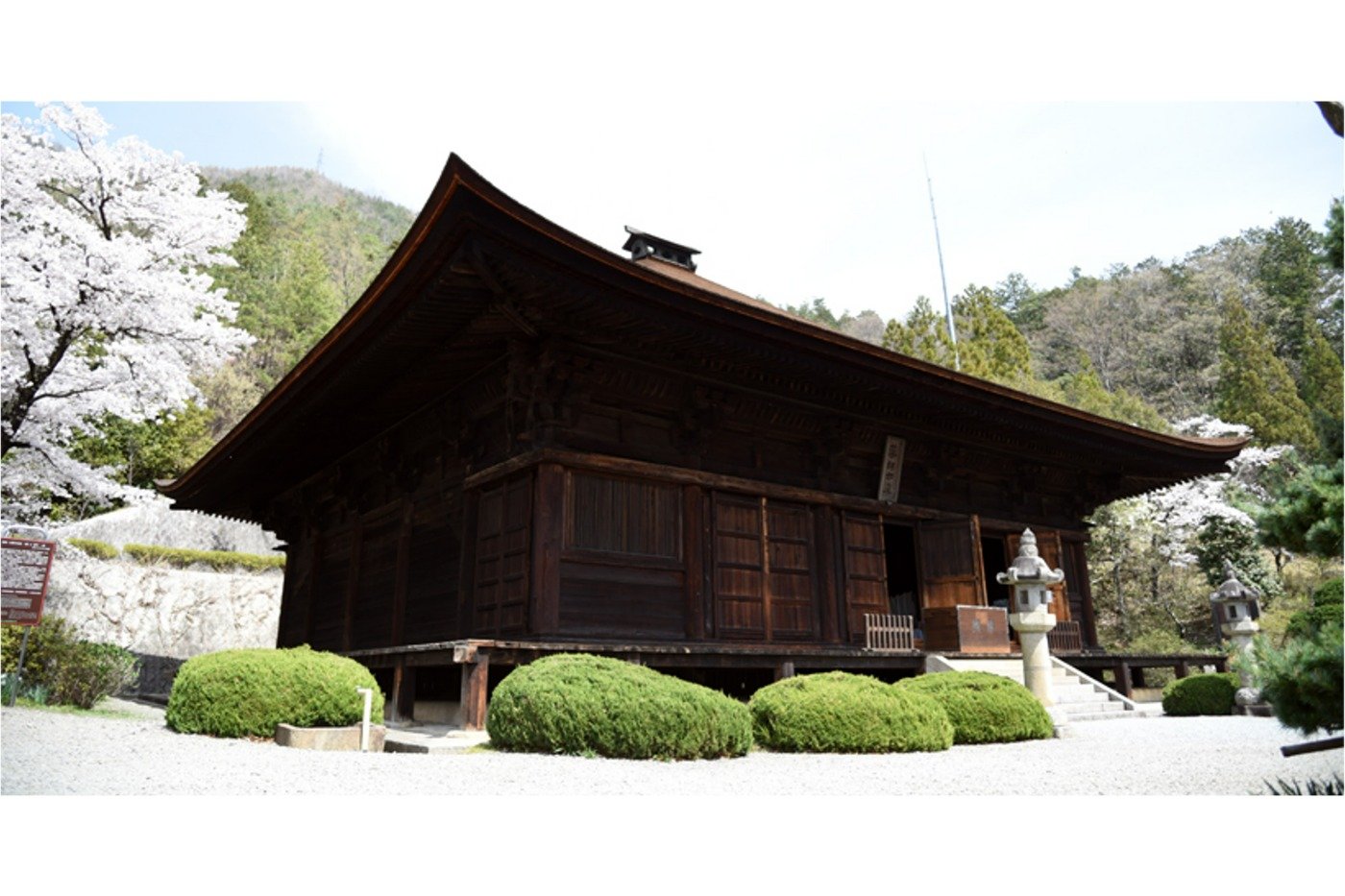 ブドウを持った薬師如来が祀（まつ）られている本堂（薬師堂）は国宝