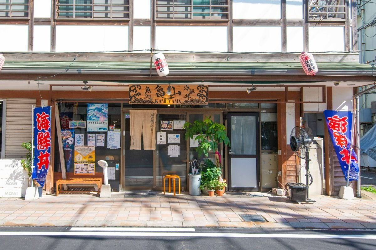 中町商店街の一角にあります。店舗左側に「亀山鮮魚店」が隣接