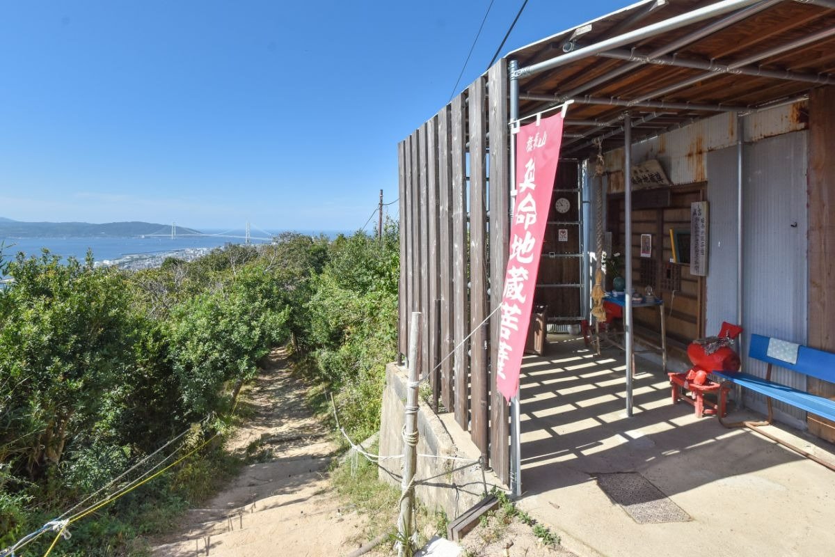 延命地蔵菩薩前から海を望む画像