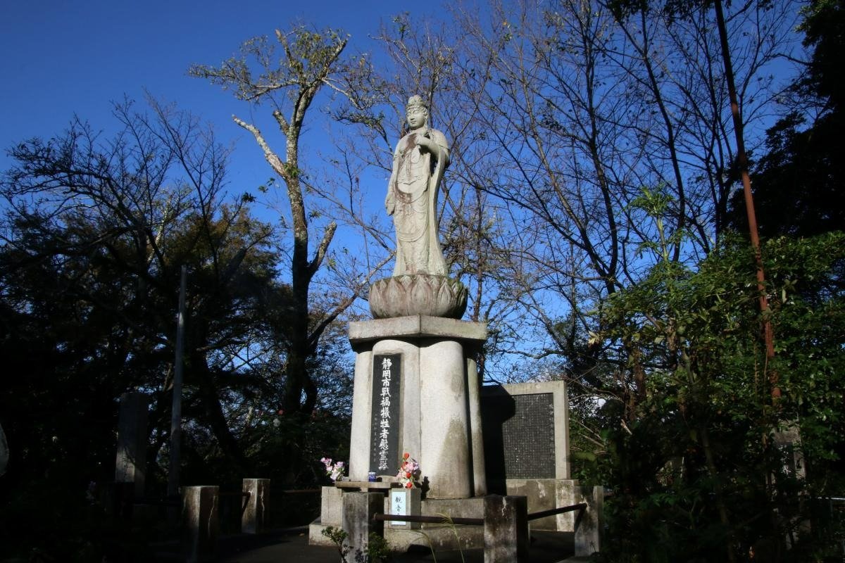 山頂の広場に祀（まつ）られる戦没者慰霊塔