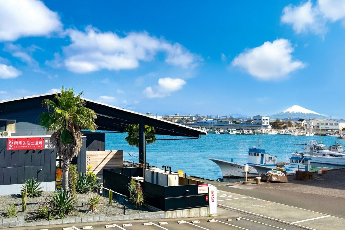 漁港の向こうには富士山が