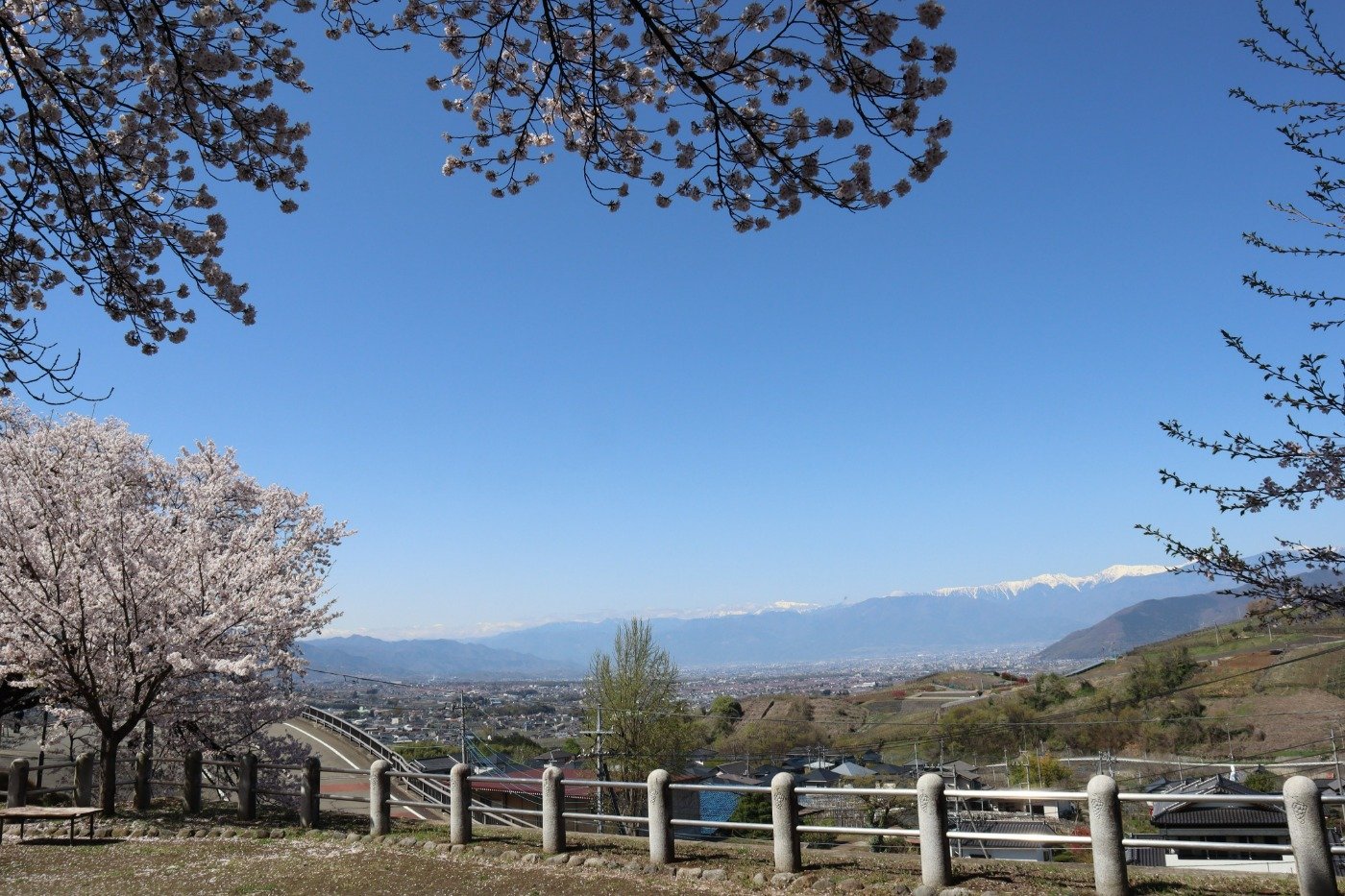 公園内からの甲府盆地や南アルプスの眺望
