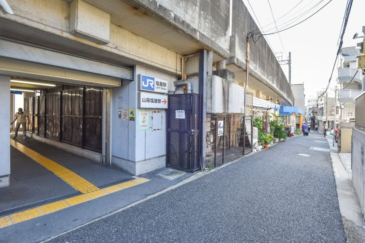 高架下にある駅の入り口の画像