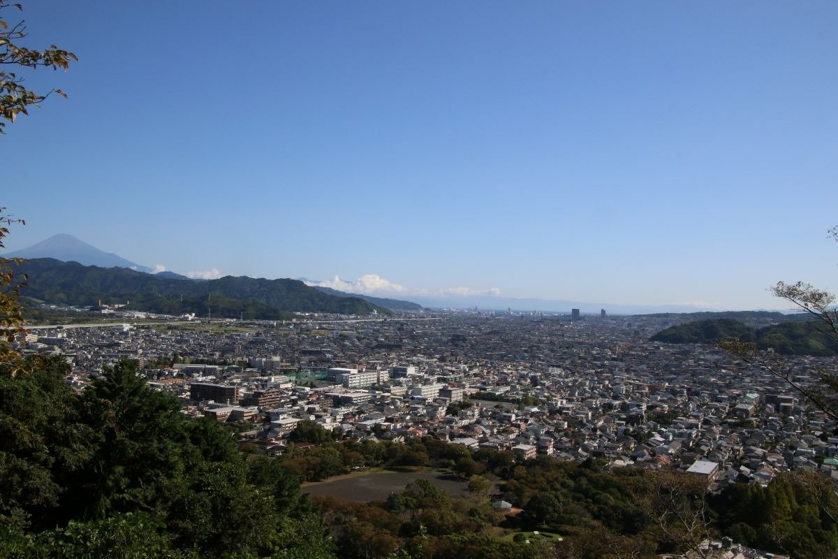 彼方に横たわるのは箱根の山並み