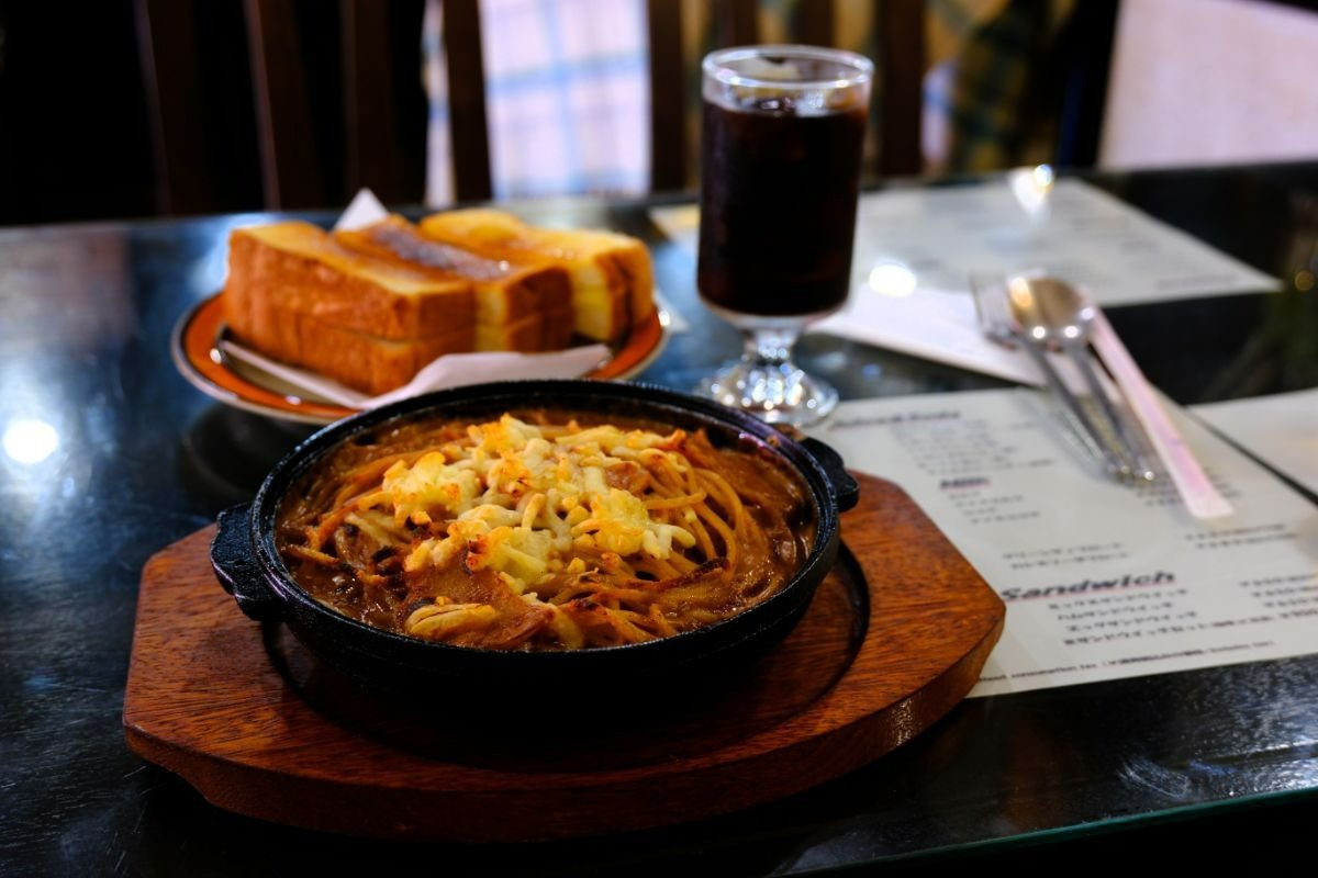 ついに食した「コスモポリタン」。個人的定番のバタートースト添えで完璧な布陣