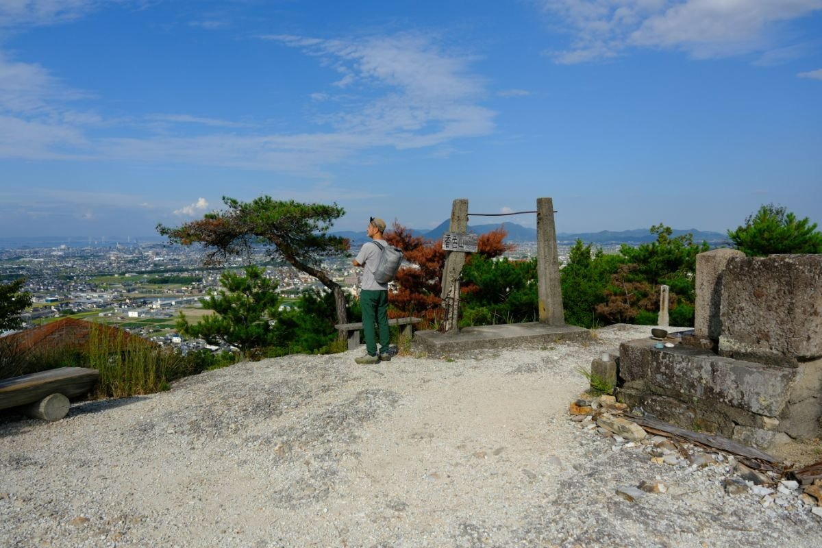 善通寺の市街地から瀬戸内海まで広く見渡せる絶景の山頂