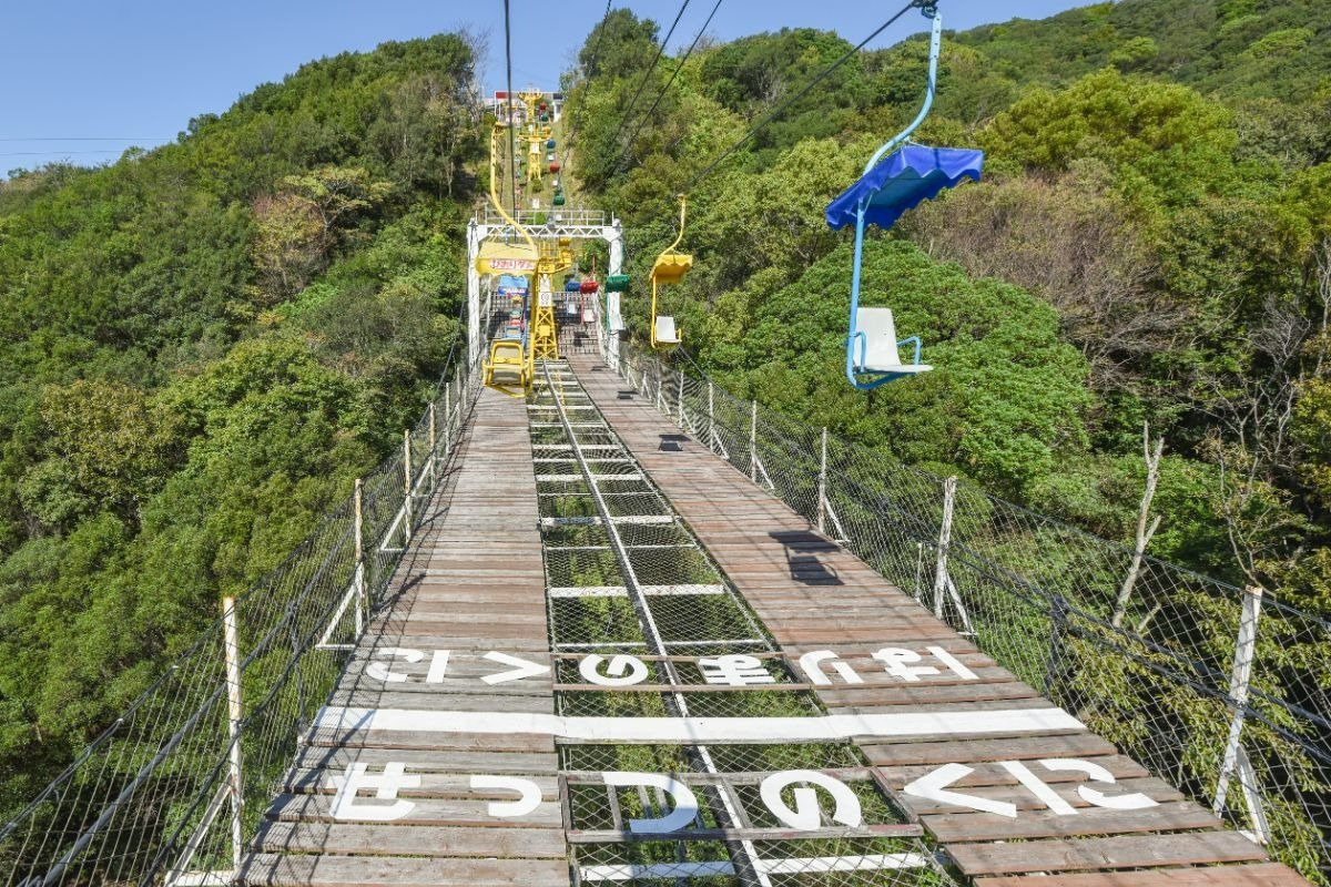 動くリフトの下に「せっつのくに」「はりまのくに」と境目が書かれている