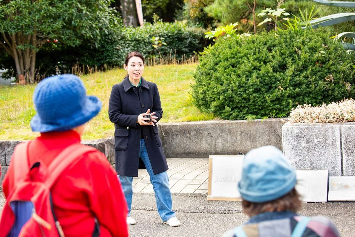 参加者の制作中の作品を並べて、中間講評をする伴戸さん